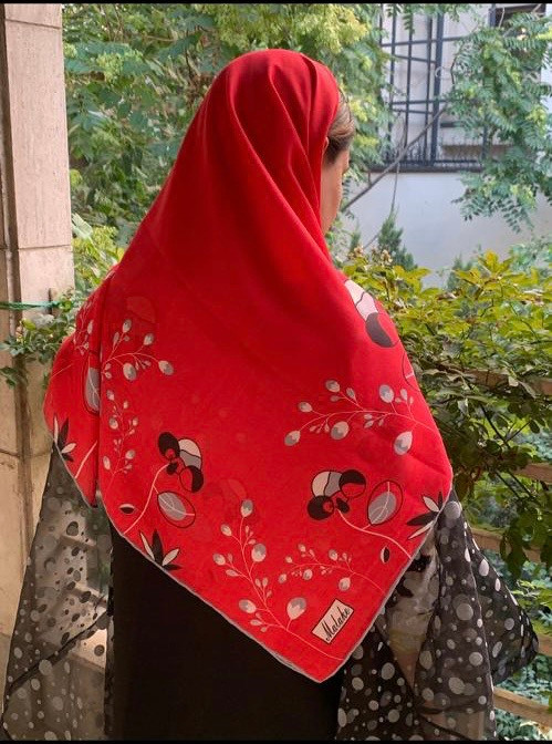 روسری قرمز و جذاب با گل های ارکیده مشکی