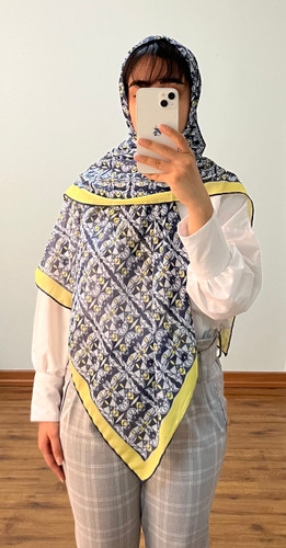 خرید روسری سرمه ای زرد مناسب ست کردن با استایل های تابستانه