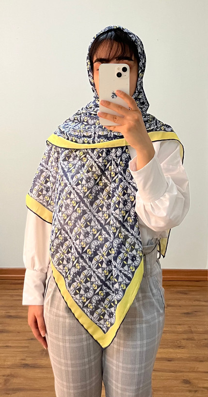 خرید روسری سرمه ای زرد مناسب ست کردن با استایل های تابستانه