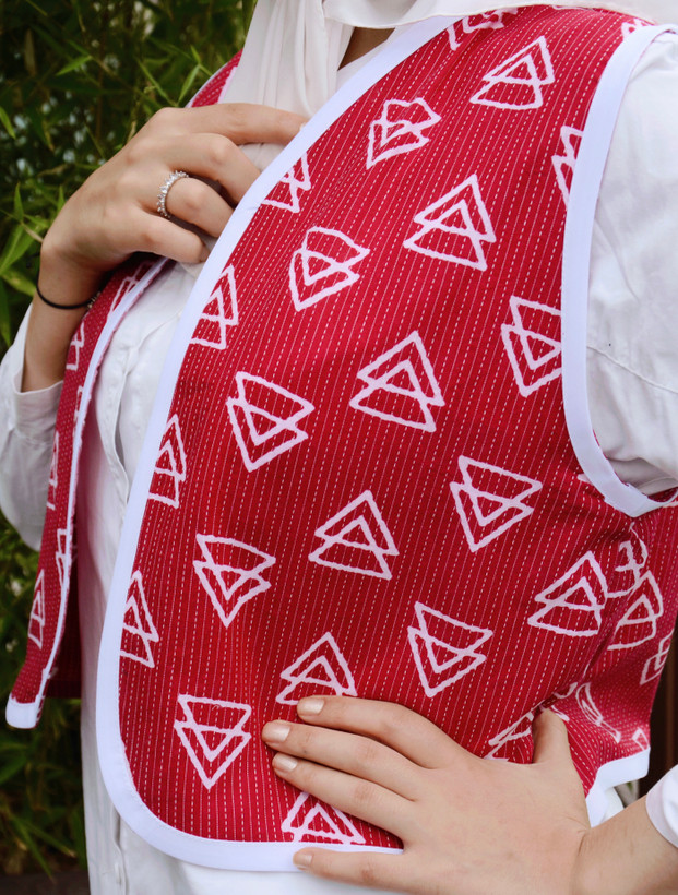 خرید وست لینن مثلثی رنگ قرمز با نوار دوزی سفید