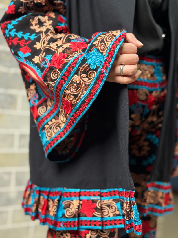 دیتیل جذاب و تنخور مانتو بخارادوزی زنانه