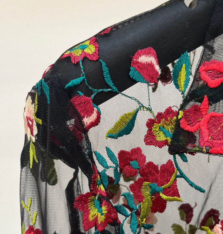 دیتیل سویشرت گلدوزی شده و مشکی